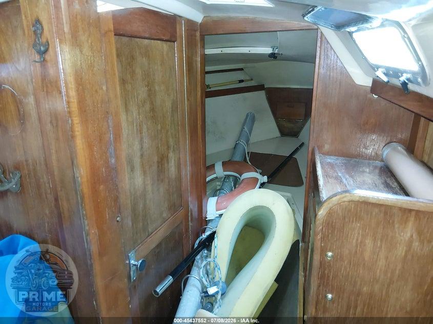 1985 CATALINA 30' — фото 15