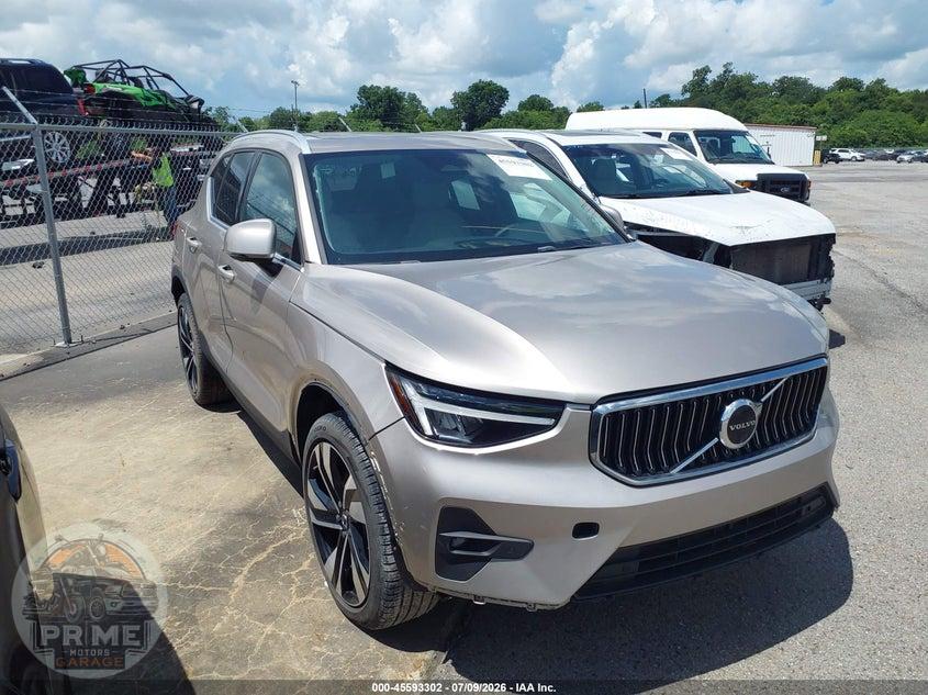 2023 VOLVO XC40 B5 PLUS BRIGHT THEME — фото 1