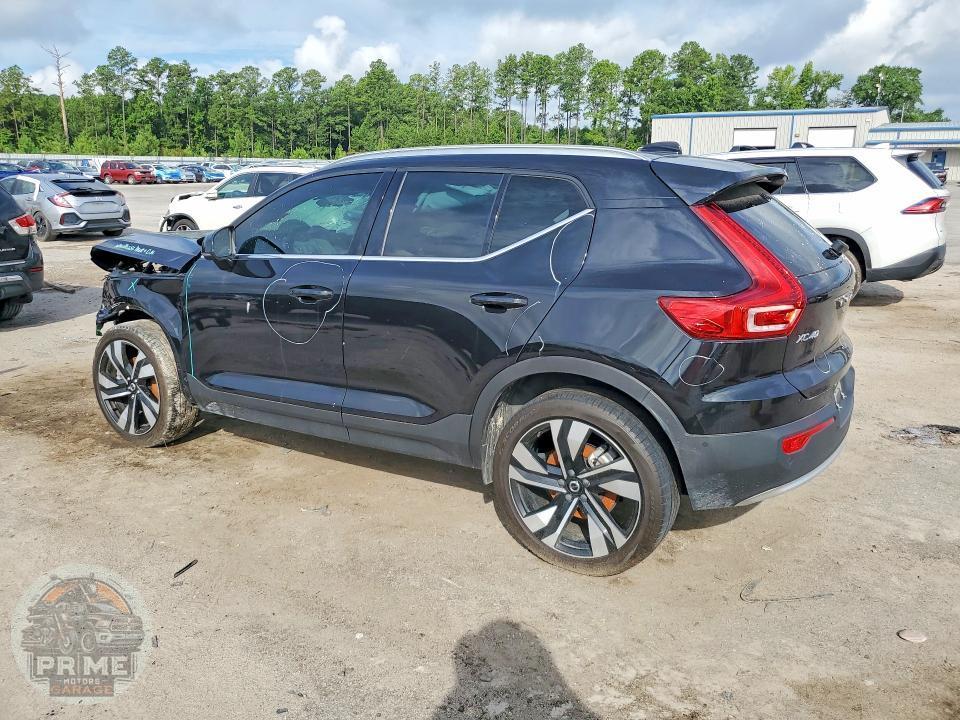 2025 VOLVO XC40 — фото 2