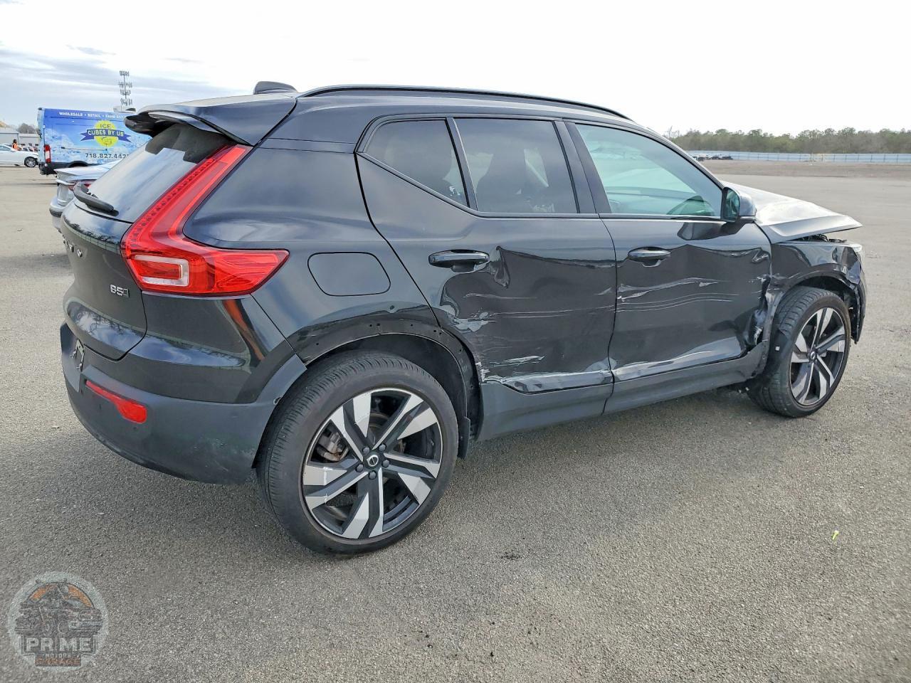 2024 VOLVO XC40 — фото 3