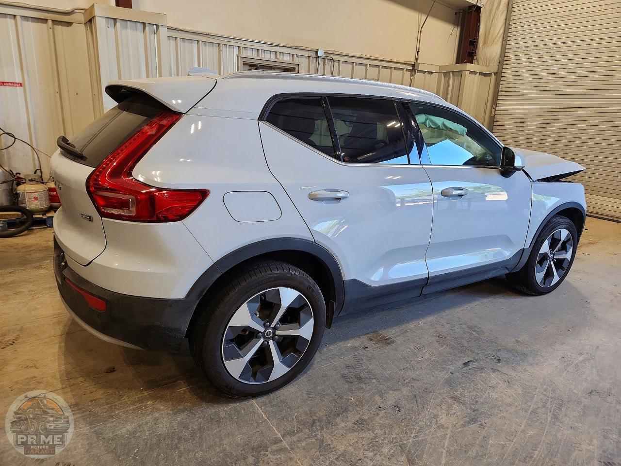 2025 VOLVO XC40 — фото 3