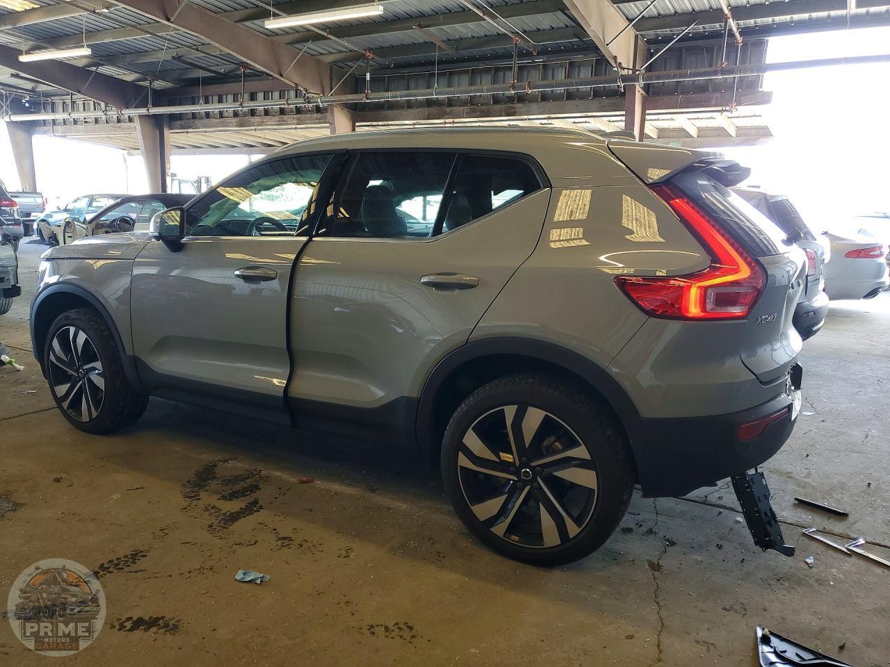 2025 VOLVO XC40 — фото 2