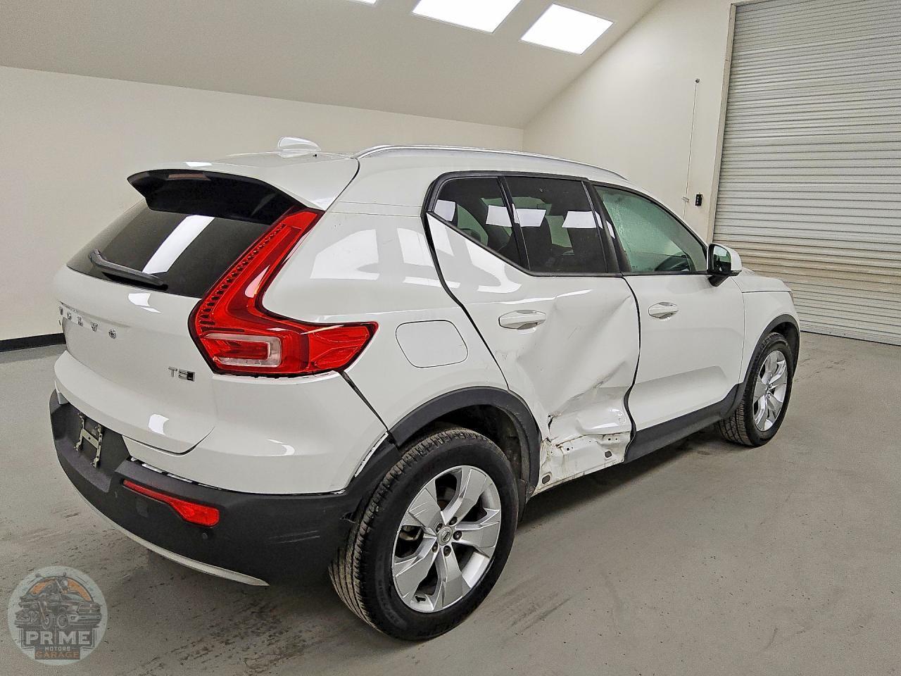 2021 VOLVO XC40 — фото 3