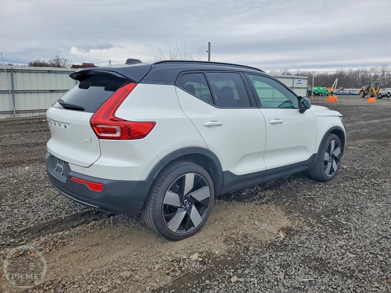 2024 VOLVO XC40 — фото 3