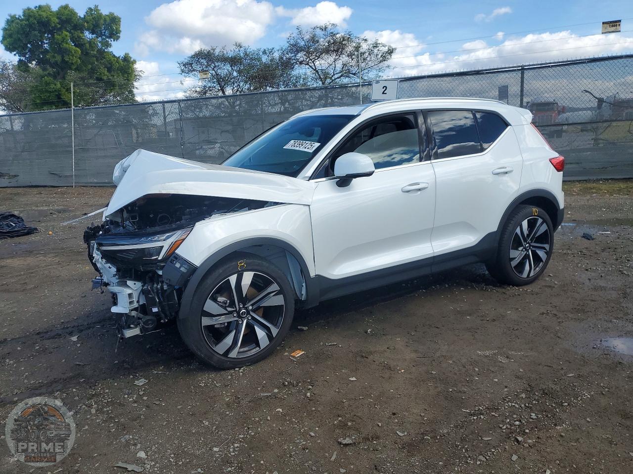 2023 VOLVO XC40 — фото 1