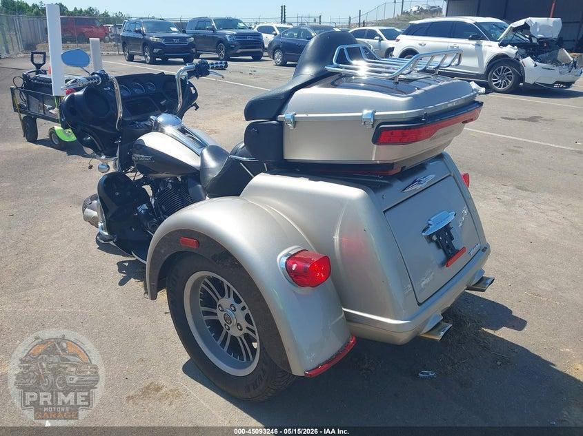 2018 HARLEY-DAVIDSON FLHTCUTG (TRI GLIDE ULTRA CLASSIC) TRI GLIDE ULTRA — фото 3