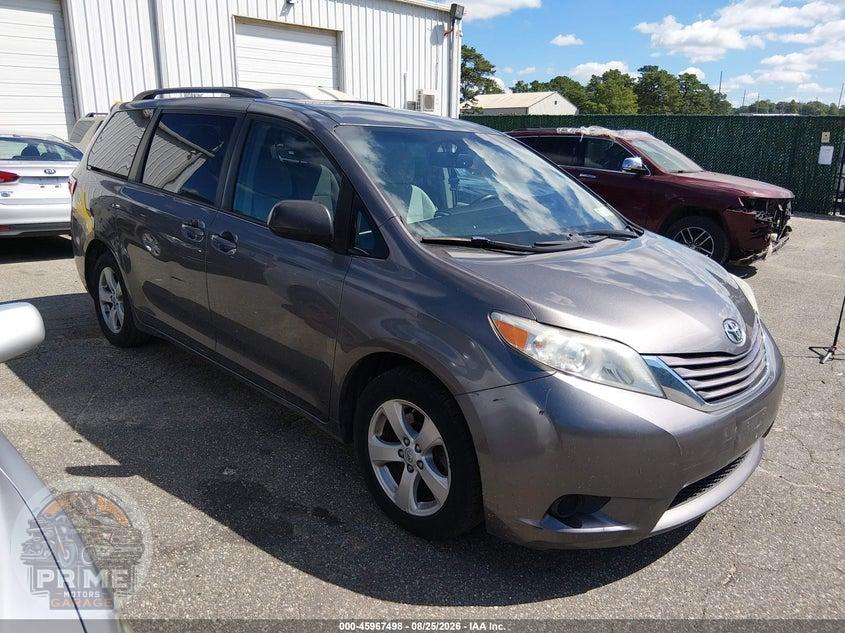 2017 TOYOTA SIENNA LE 8 PASSENGER — фото 1