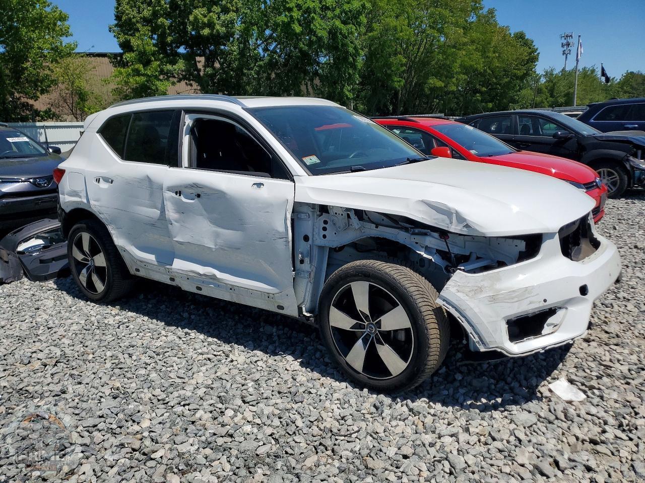 2020 VOLVO XC40 — фото 4