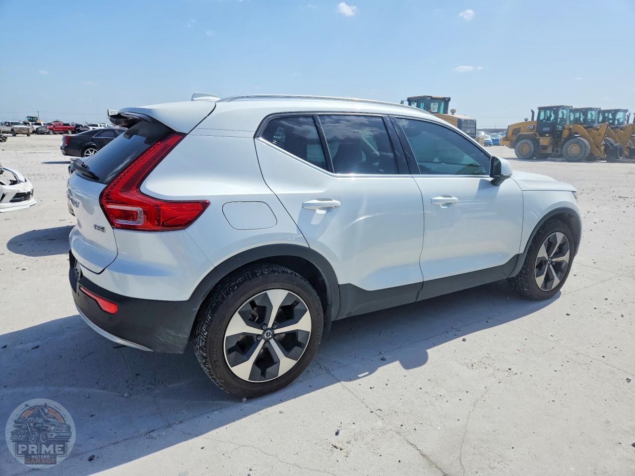 2023 VOLVO XC40 — фото 3