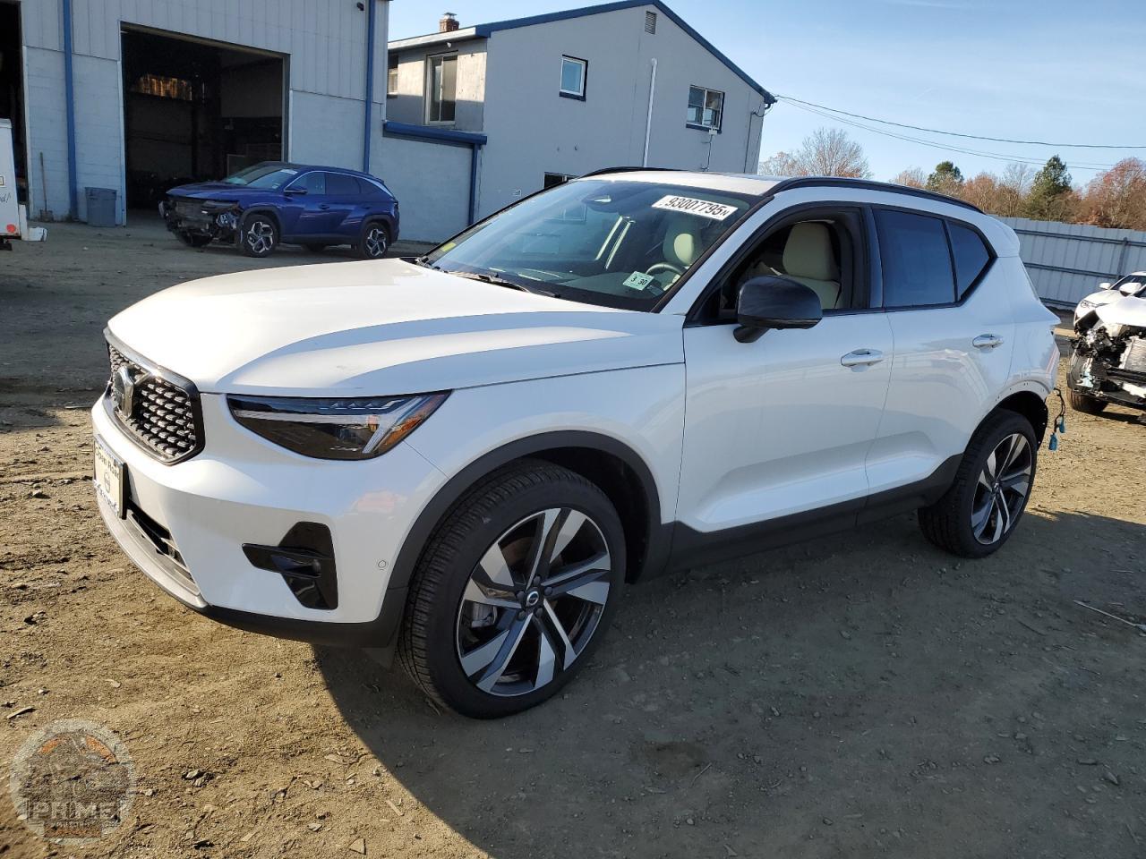 2025 VOLVO XC40 — фото 1
