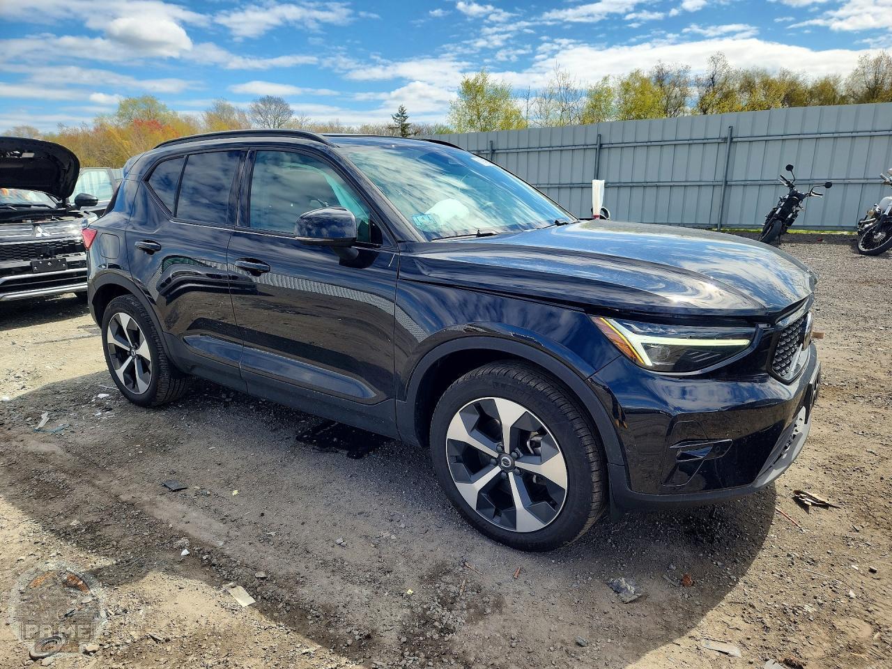 2025 VOLVO XC40 — фото 4