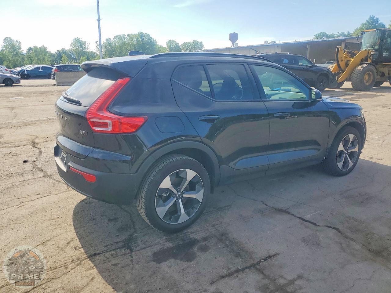 2025 VOLVO XC40 — фото 3