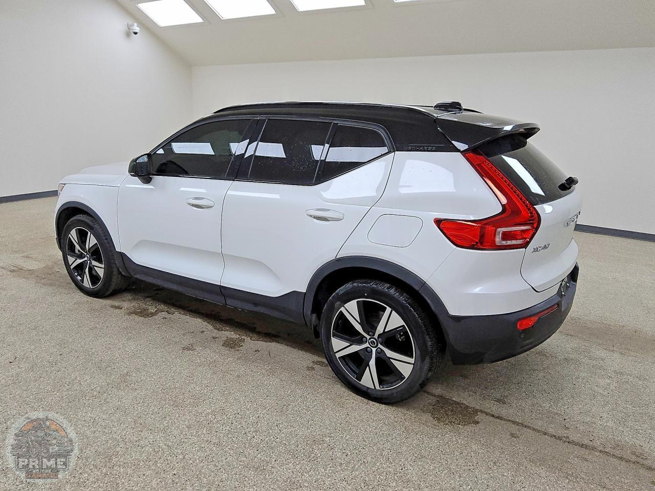 2021 VOLVO XC40 — фото 3