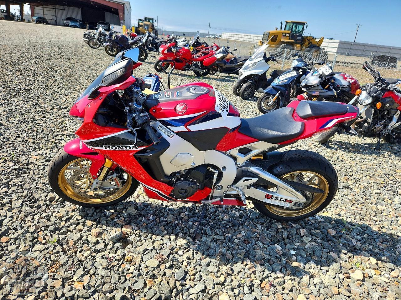 2019 HONDA CBR1000 — фото 3