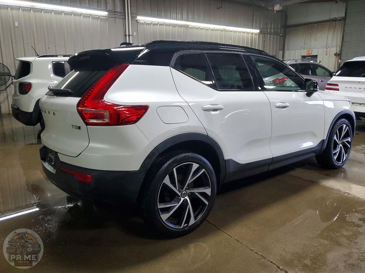 2021 VOLVO XC40 — фото 3