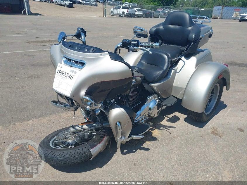 2018 HARLEY-DAVIDSON FLHTCUTG (TRI GLIDE ULTRA CLASSIC) TRI GLIDE ULTRA — фото 2