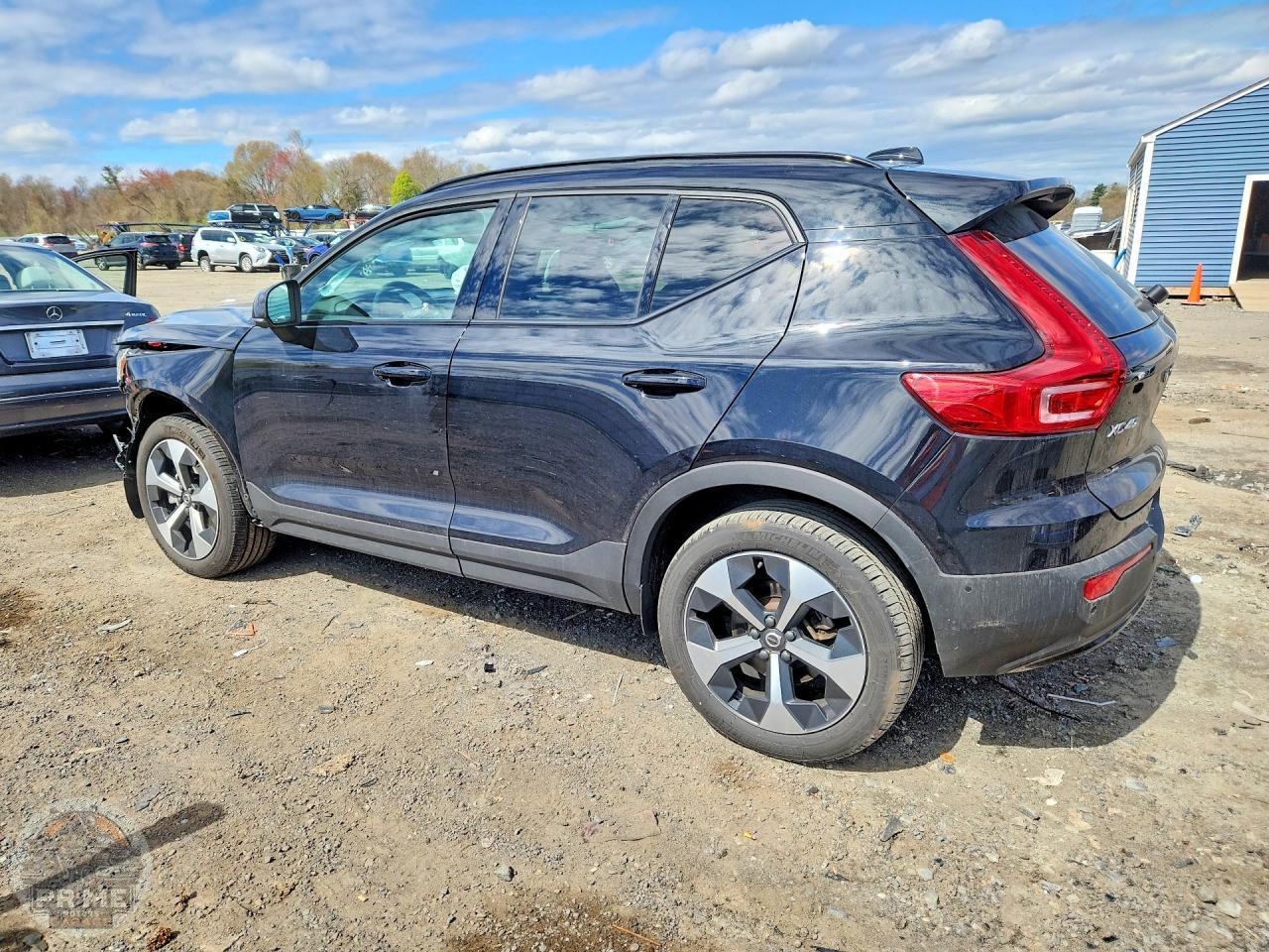2025 VOLVO XC40 — фото 2