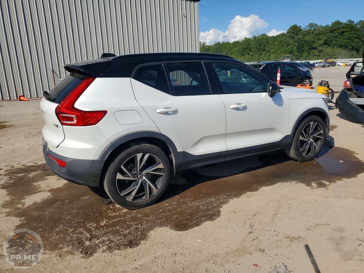 2021 VOLVO XC40 — фото 3