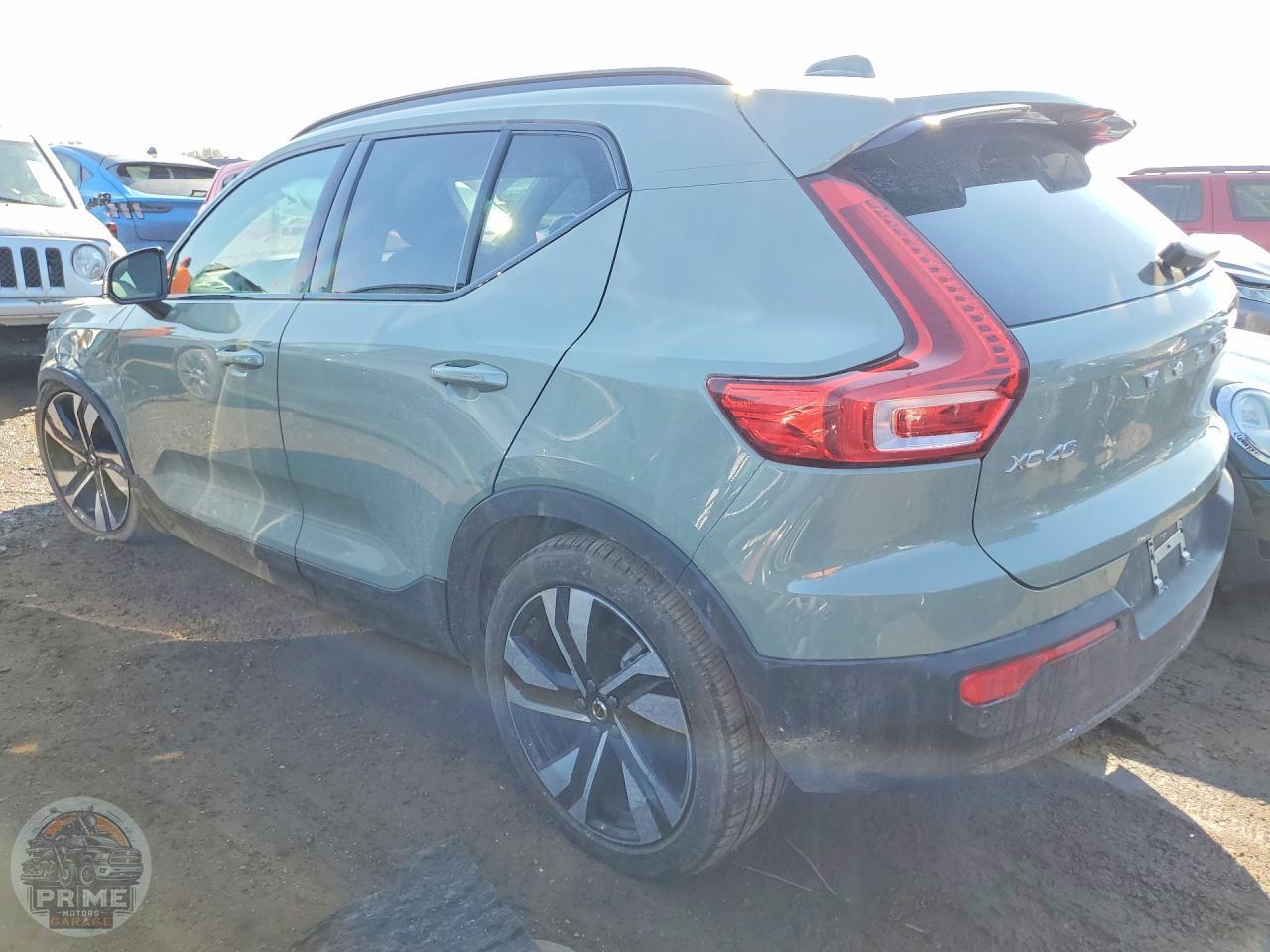 2025 VOLVO XC40 — фото 2
