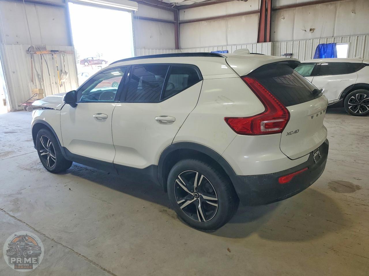 2023 VOLVO XC40 — фото 2