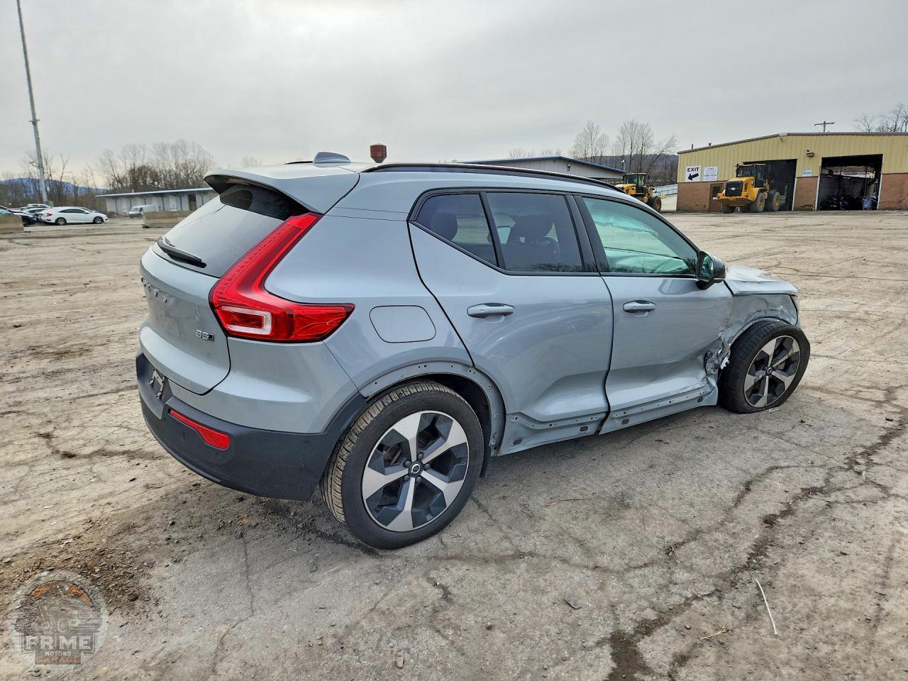 2025 VOLVO XC40 — фото 3