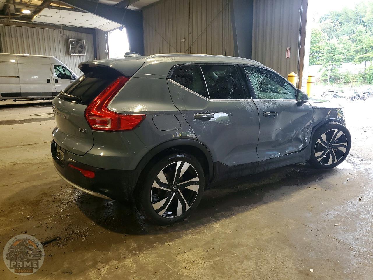 2023 VOLVO XC40 — фото 3