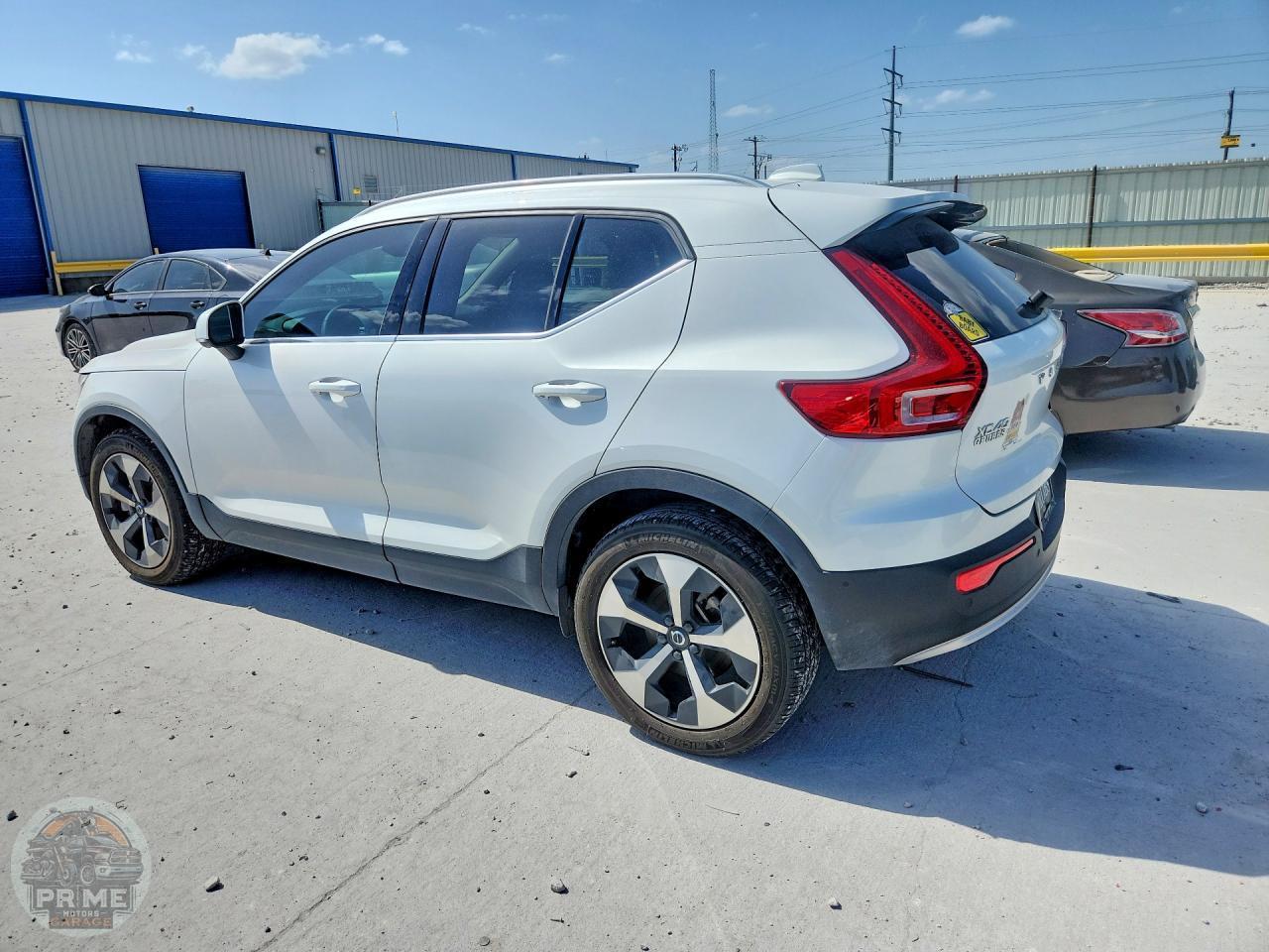 2023 VOLVO XC40 — фото 2
