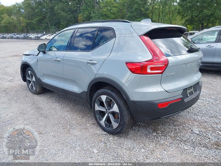 2026 VOLVO XC40 PLUS, B5 AWD GAS (MILD HYBRID), DARK — фото 3