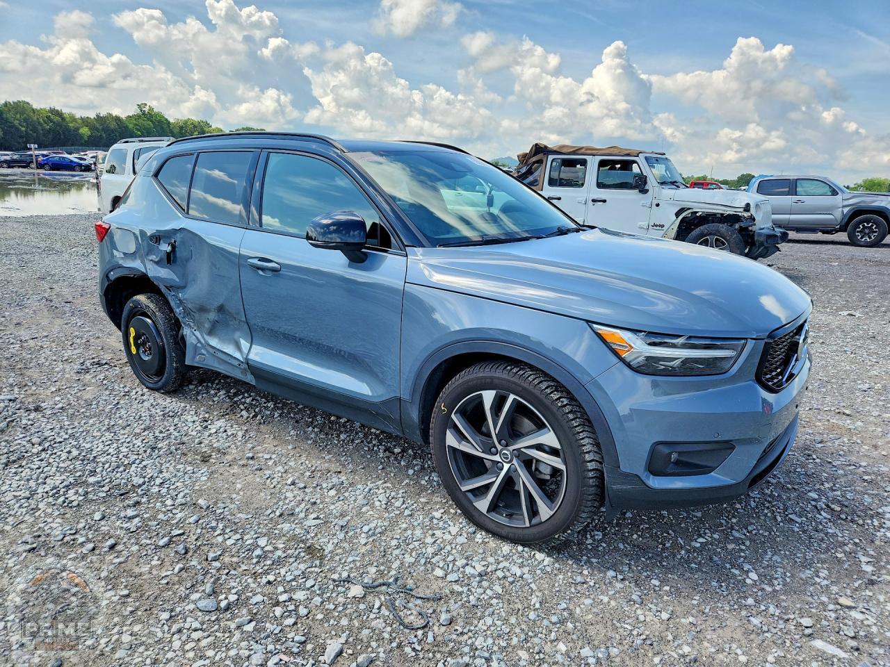 2021 VOLVO XC40 — фото 4