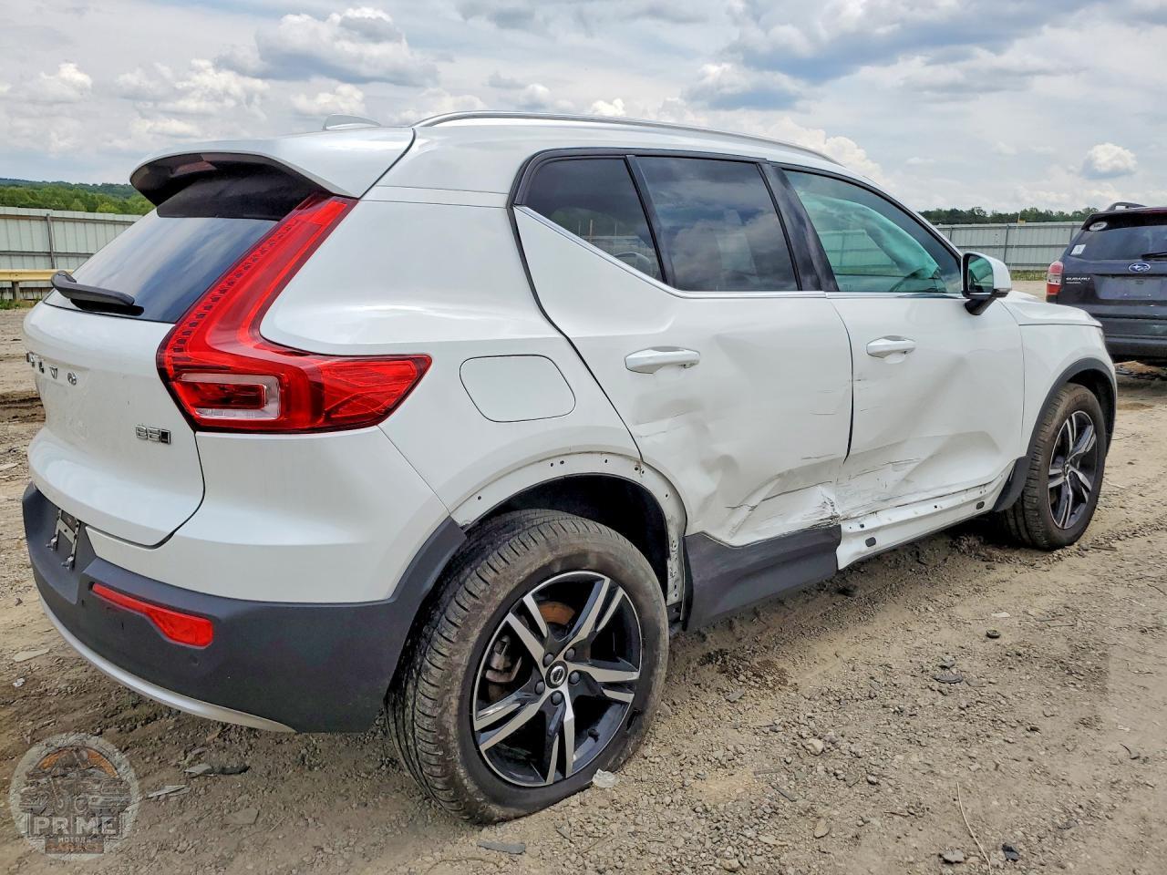 2025 VOLVO XC40 — фото 5