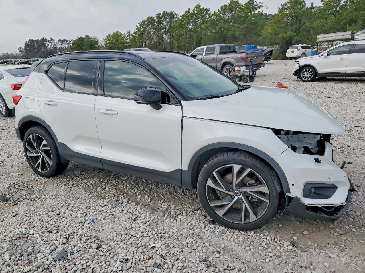 2021 VOLVO XC40 — фото 10