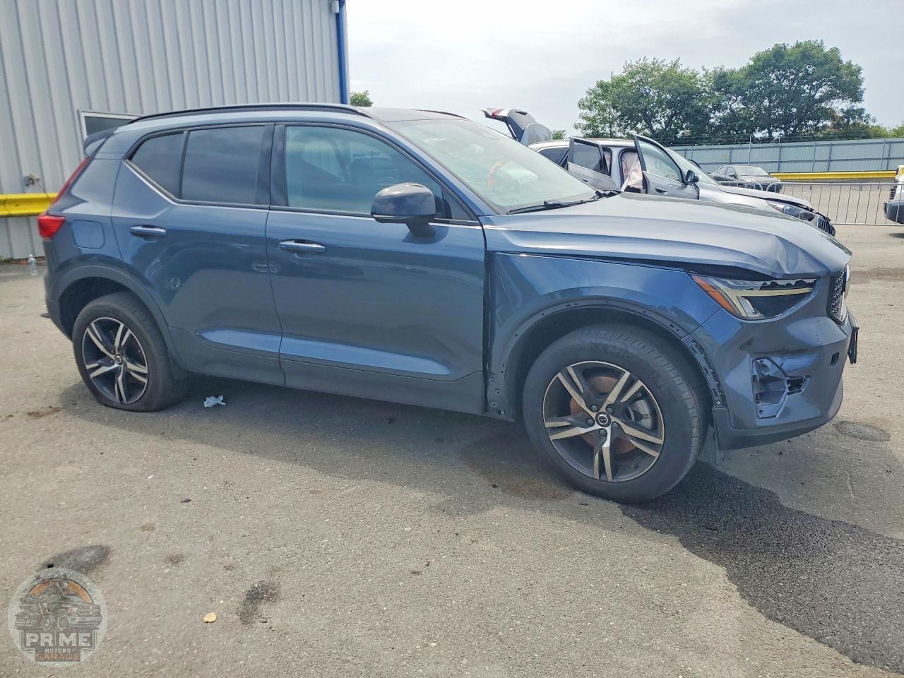 2026 VOLVO XC40 — фото 4