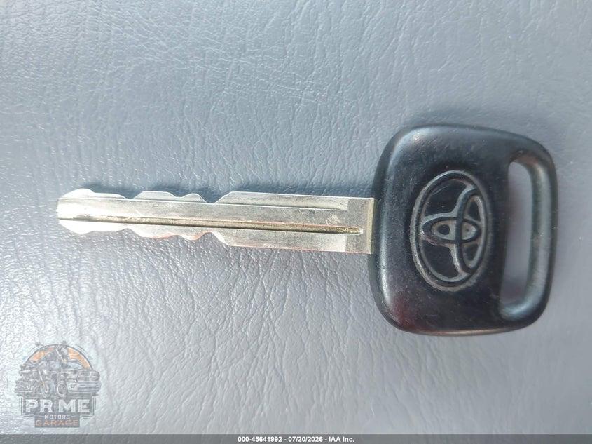 2002 TOYOTA RAV4 — фото 11