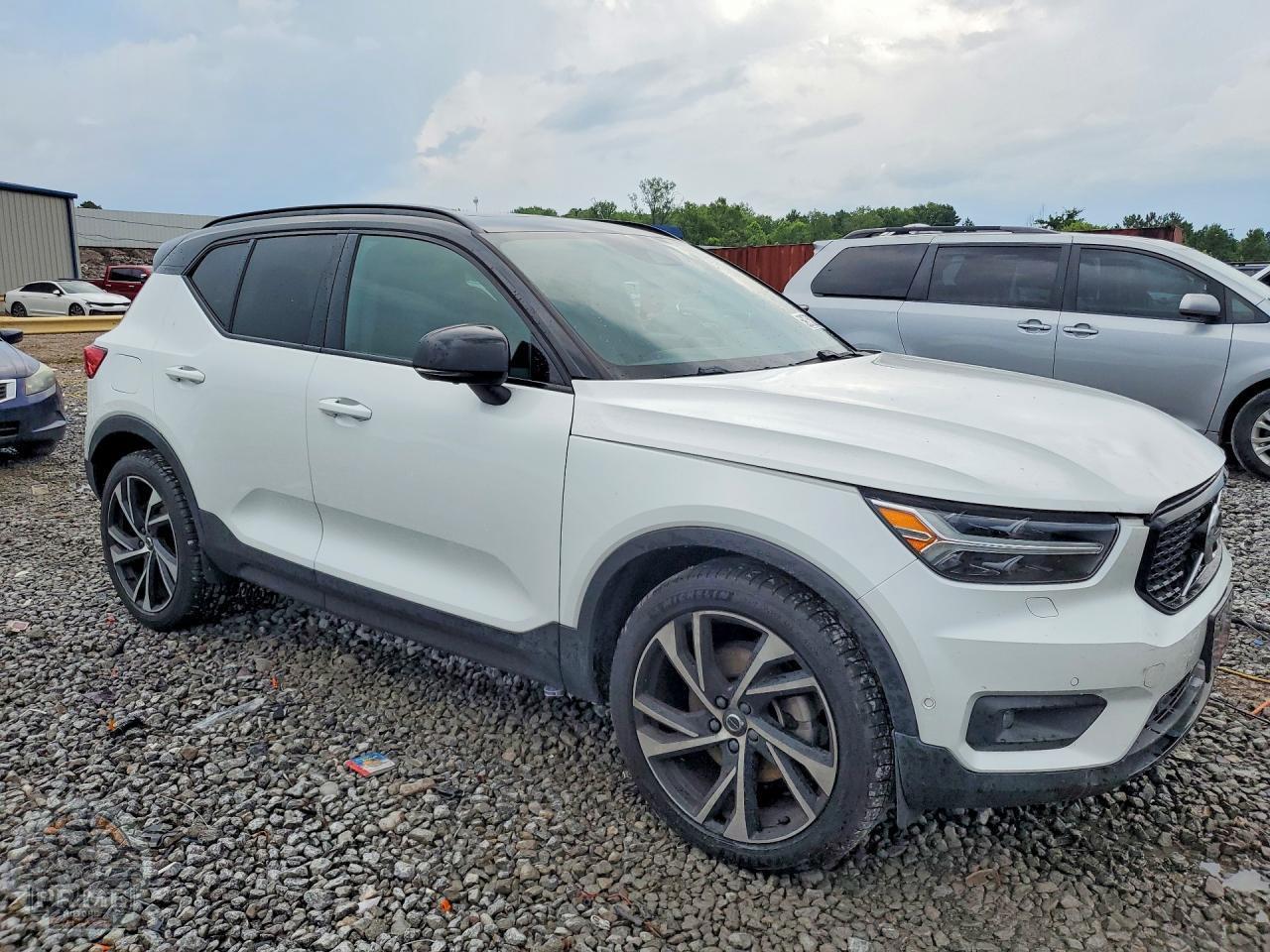 2020 VOLVO XC40 — фото 4