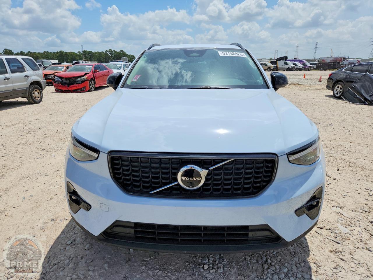 2025 VOLVO XC40 — фото 10