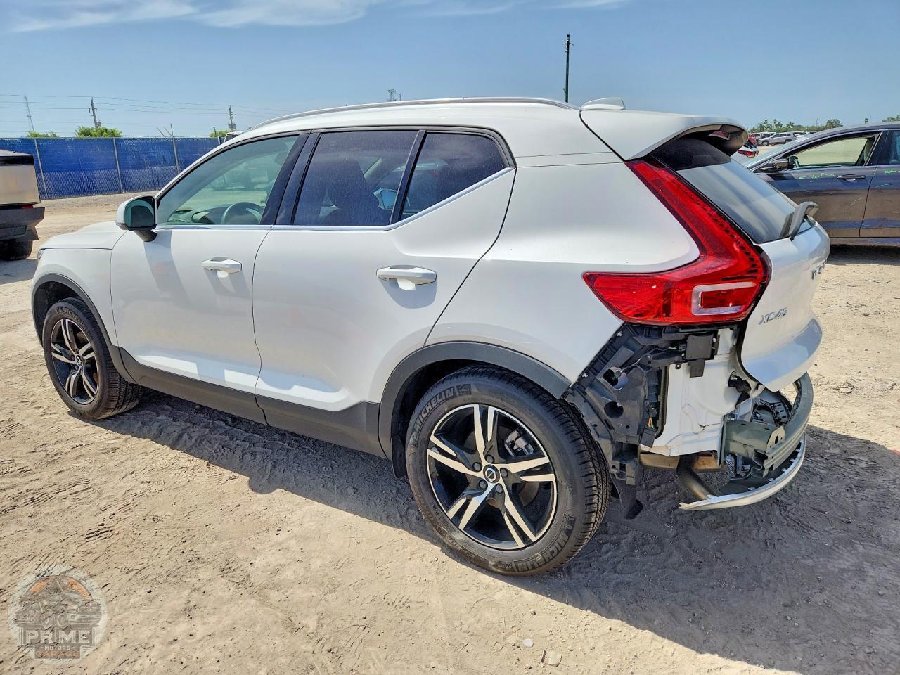 2025 VOLVO XC40 — фото 4