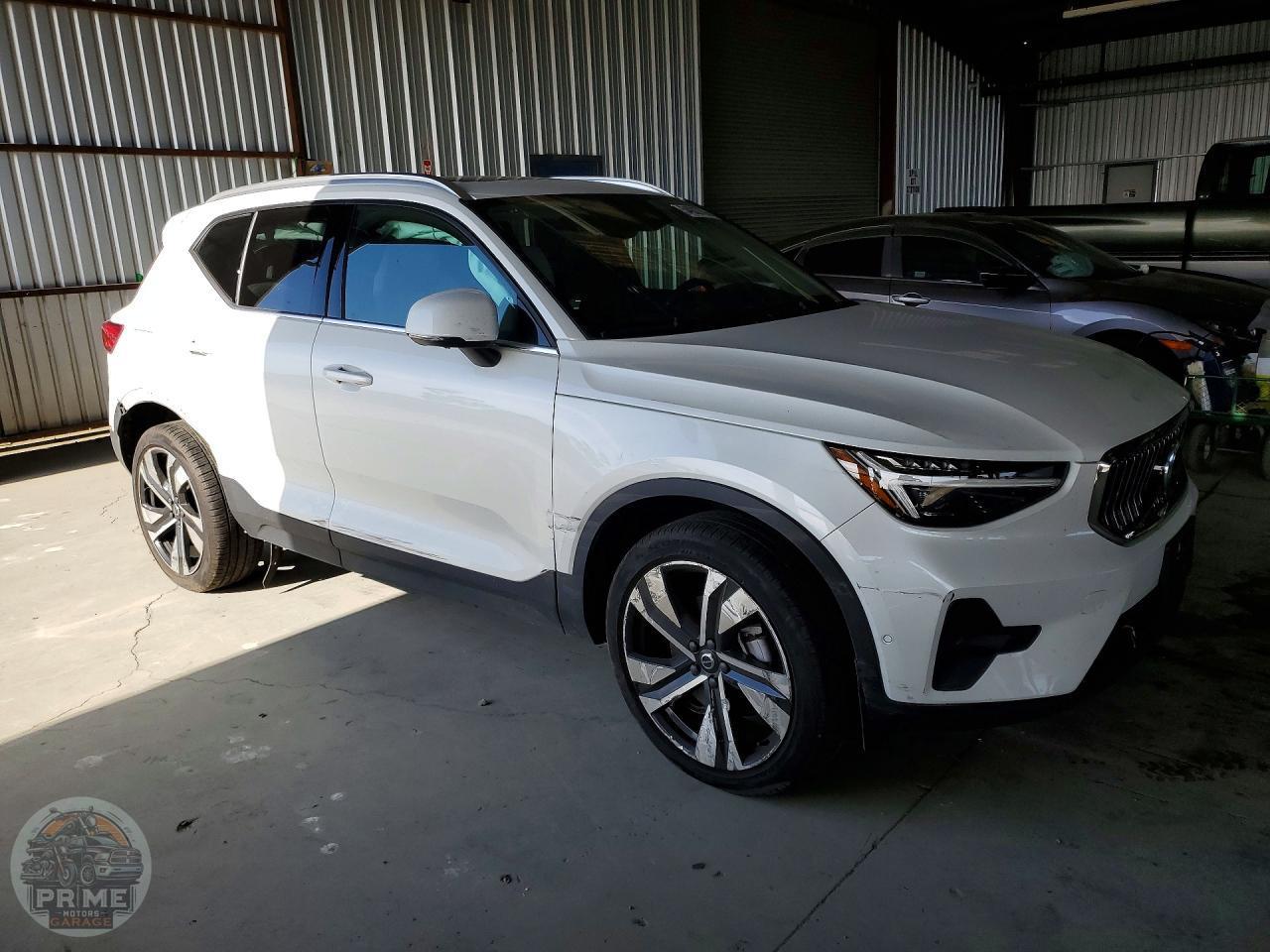 2023 VOLVO XC40 — фото 4
