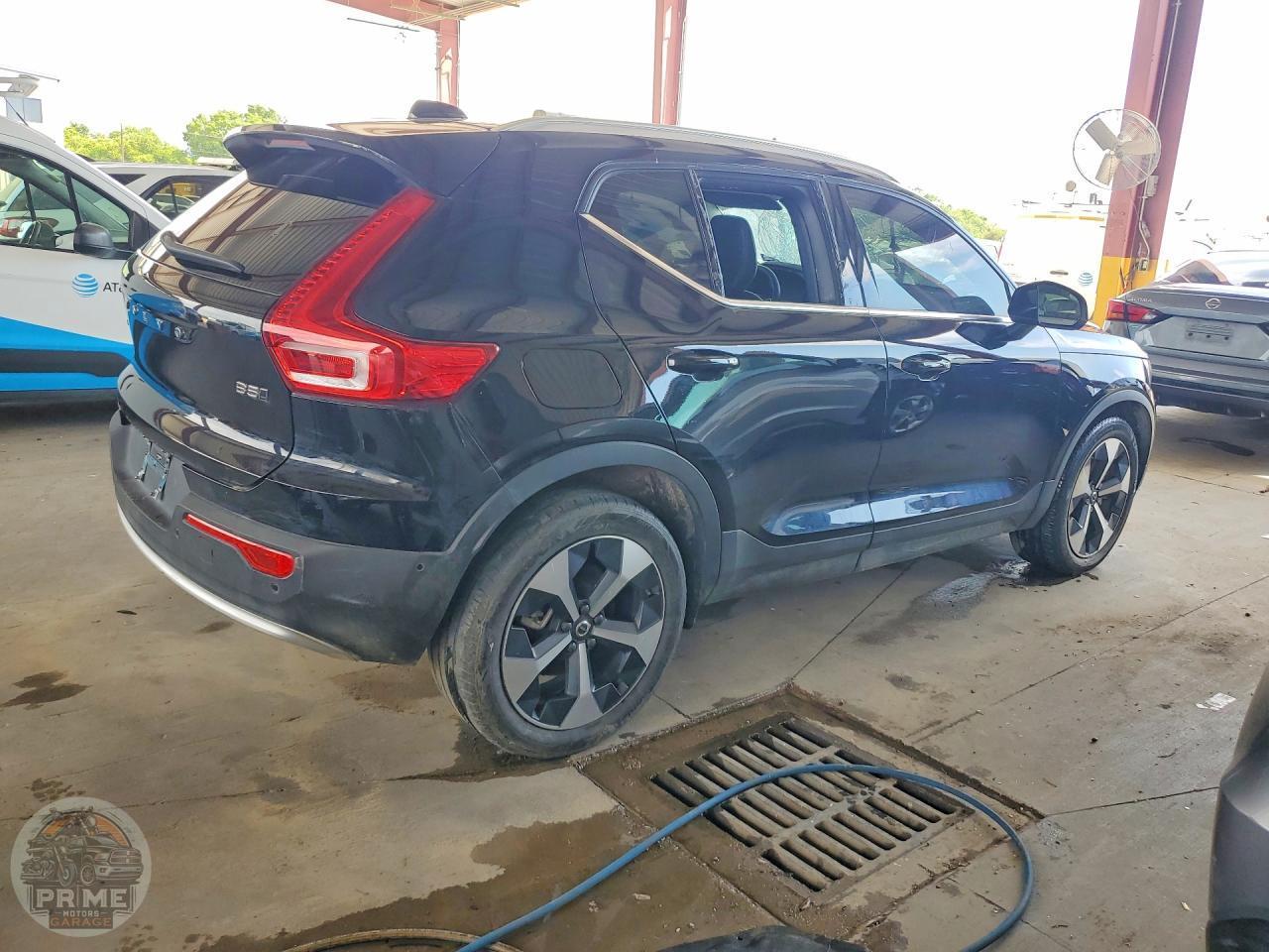 2025 VOLVO XC40 — фото 3