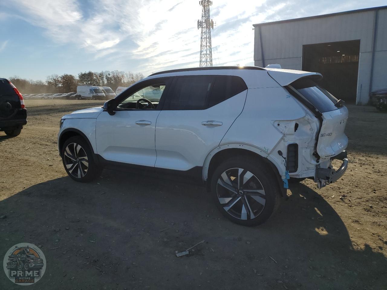 2025 VOLVO XC40 — фото 2