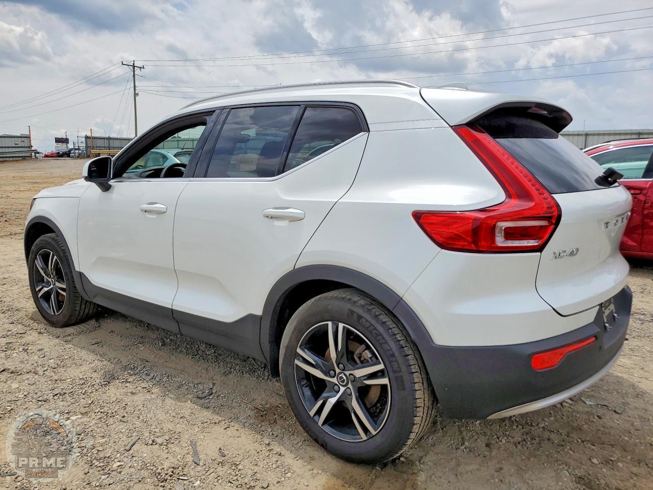 2025 VOLVO XC40 — фото 3