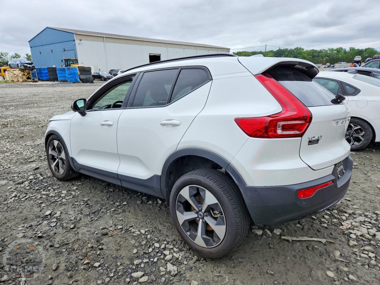 2025 VOLVO XC40 — фото 2