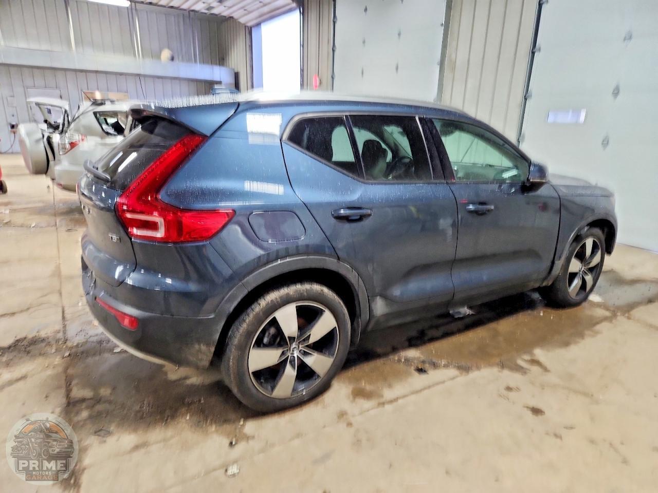 2021 VOLVO XC40 — фото 3