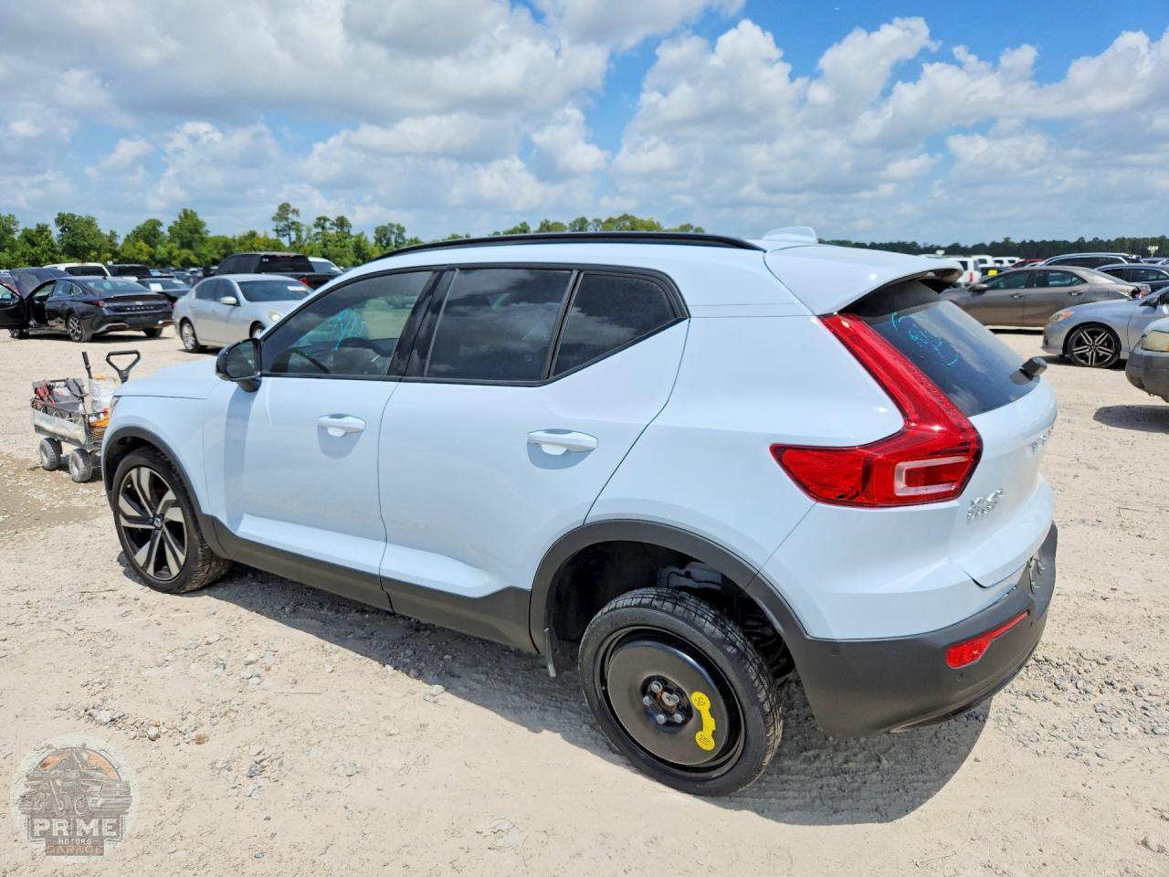 2025 VOLVO XC40 — фото 3