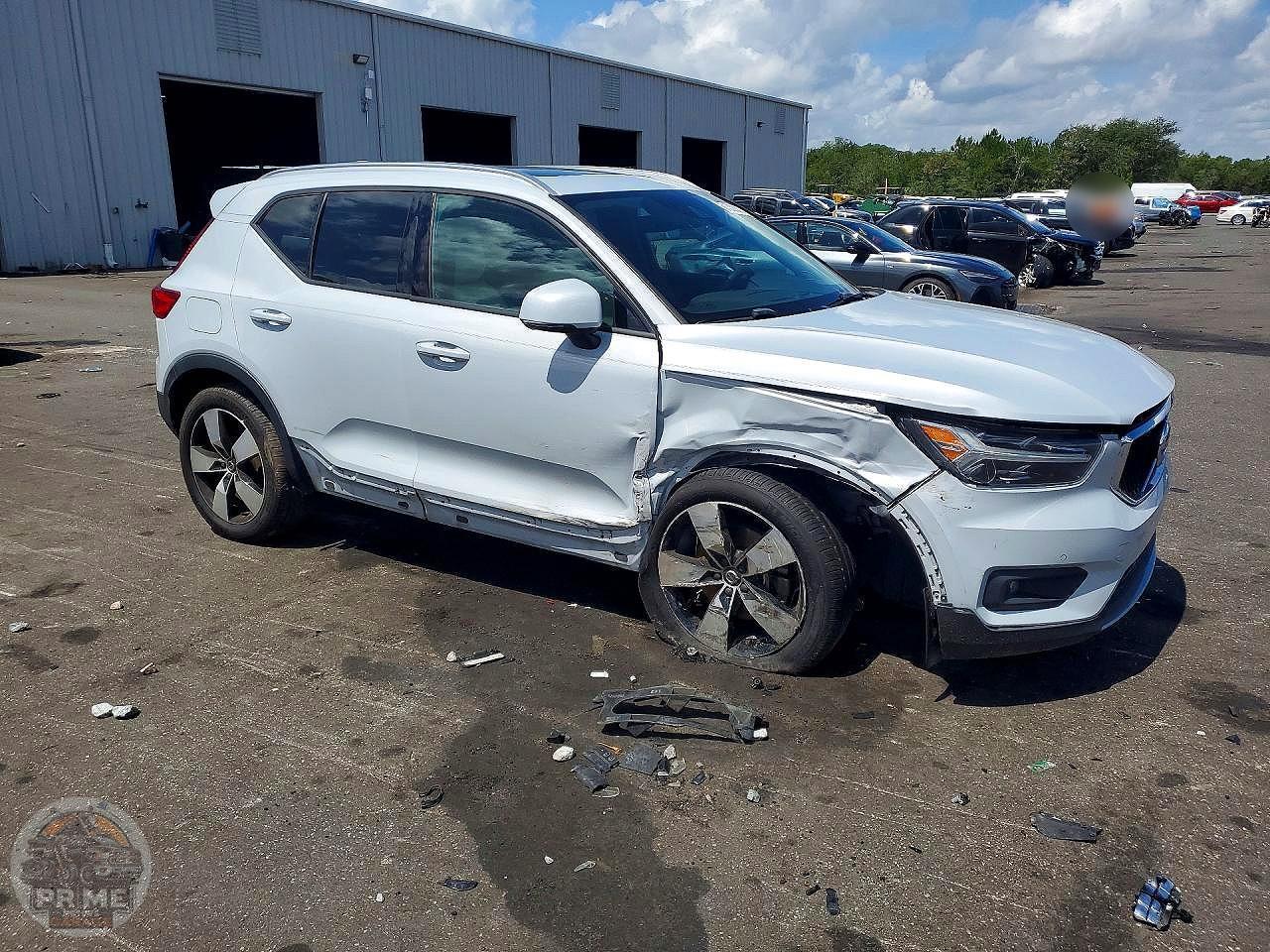 2021 VOLVO XC40 — фото 4