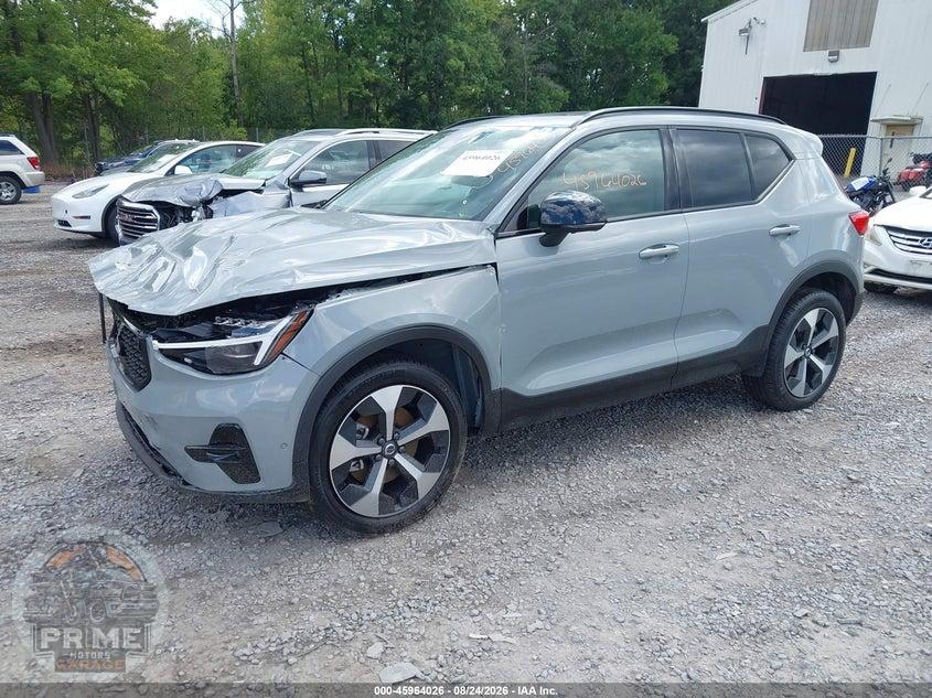 2026 VOLVO XC40 PLUS, B5 AWD GAS (MILD HYBRID), DARK — фото 2