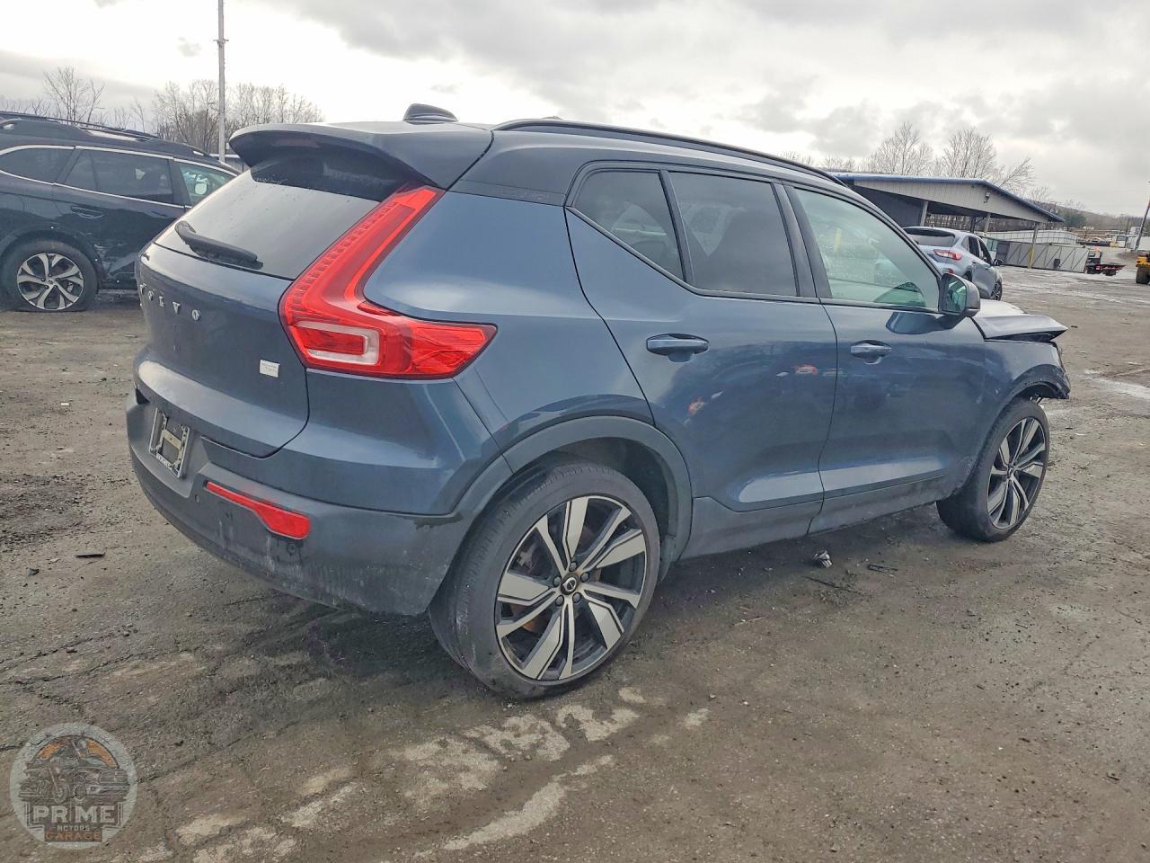 2022 VOLVO XC40 — фото 3